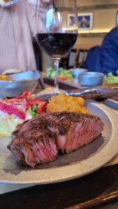 Une moitié de steak excellente