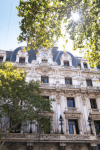 Sur l'avenue de Mayo